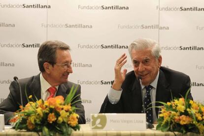 Emiliano Mart&iacute;nez y Vargas Llosa en la inauguraci&oacute;n de las jornadas.