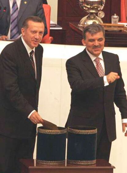 El primer ministro turco, Recep Tayyip Erdogan, a la izquierda, y el candidato a su sucesión y actual ministro de Exteriores, Abdullah Gul, votan hoy en el parlamento de Ankara.