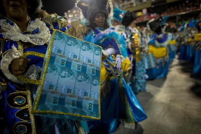 Malas de dinheiro no desfile da Beija Flor.