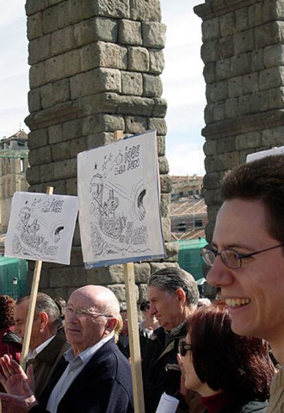 Los manifestantes de Basardilla llevaban dibujos de Madrigal.