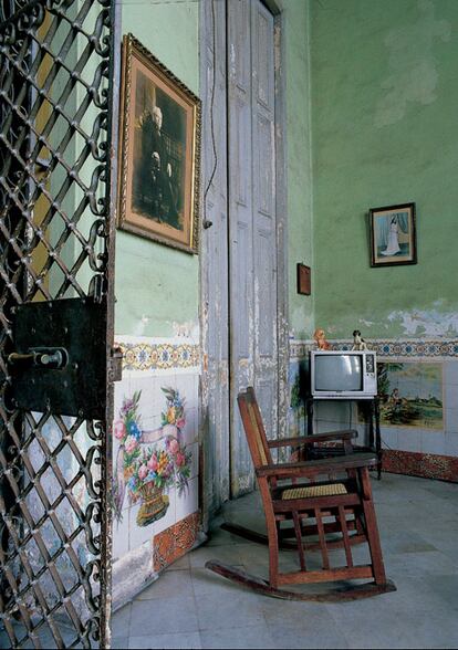 Herrajes de estilo colonial en esta casa de finales del siglo XIX, en La Habana Vieja. Se encuentra junto a los límites de la antigua muralla levantada por los españoles, cuyo perímetro acota actualmente la parte más antigua de la capital cubana.