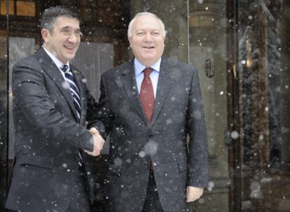 El <b><i>lehendakari,</b></i> Patxi López, saluda bajo la nevada al ministro de Asuntos Exteriores, Miguel Ángel Moratinos, a la llegada de éste a Ajuria Enea.
