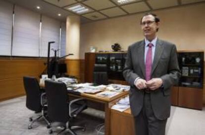 El consejero de Hacienda y Finanzas del Gobierno Vasco, Ricardo Gatzagaetxebarria, durante una entrevista con Efe en la que advierte de que abrir el debate sobre el traspaso al Parlamento autonómico de las competencias fiscales abriría una discusión "estructural" sobre todo el autogobierno de Euskadi.