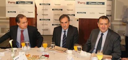 Ismael Picon, de Banco Urquijo (Grupo Sabadell); el ministro de Trabajo, Valeriano Gómez, y Jesús Rojas, de Accenture.