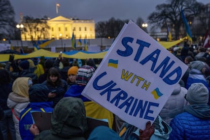 Protesta por la invasión rusa de Ucrania frente a la Casa Blanca en Washington (EE UU).