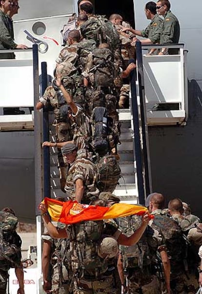Los 22 militares que sustituirán a los 17 fallecidos el pasado martes en el accidente del helicóptero partieron ayer hacia Afganistán desde el aeropuerto de Torrejón de Ardoz (Madrid).