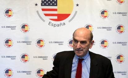 Elliott Abrams en una conferencia de prensa en la Embajada de EE UU en Madrid.