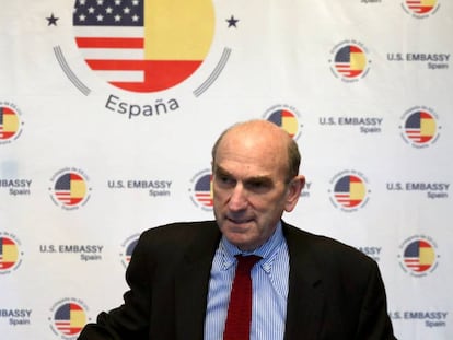 Elliott Abrams en una conferencia de prensa en la Embajada de EE UU en Madrid.