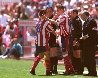 Fernando Torres, que debutaba en el primer equipo del Atlético, saluda a Luque, al que sustituyó, al salir al terreno de juego, el 27 de mayo de 2001.