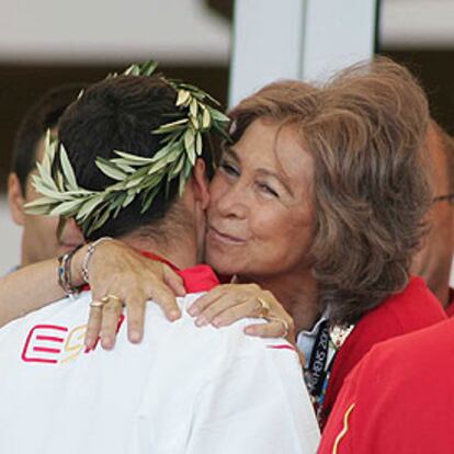 La reina Sofía felicita al doble medallista español David Cal.