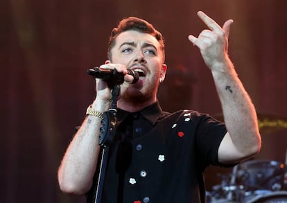 <strong>Quién, dónde y cuándo.</strong> Sam Smith. 12 de septiembre de 2015. Madrid. </p> <strong>Por qué se canceló. </strong> La primera y única fecha en España de Sam Smith se suspendió por problemas de salud, según anunció la organización en las redes sociales a media tarde, con el festival madrileño ya a pleno rendimiento. "Querida Madrid. Siento mucho anunciar que tengo que cancelar mi actuación en el festival de hoy. Llevo mucho tiempo esperando para cantar en España, pero esta mañana me levanté sintiéndome fatal y he sido ahora diagnosticado con una infección en las vías respiratorias que me hace imposible actuar. Prometo que volveré tan pronto como sea humanamente posible. Siento muchísimo no poder estar con vosotros esta noche", decía el comunicado publicado por el DCode a las 19:31 horas de aquel sábado 12 de septiembre. </p> <strong>Momento de máxima tensión.</strong> Teniendo en cuenta que el festival ya llevaba varias horas de conciertos y que el debut del cantante británico en España era uno de sus mayores atractivos, resulta sencillo imaginar el vacío que provocó la noticia en sus incondicionales -que se enteraron por las redes sociales-. Un buen número de fans estaban ya bien colocadas ante el escenario guardando el sitio para cuando Sam tomara el escenario a las 21:20. Hubo lágrimas, abrazos de consuelo y resignación generalizada. No en vano, muchos habían comprado la entrada exclusivamente para ver por primera vez de cerca a su ídolo. Con Sam Smith fuera de juego, fueron Suede, aquellos que en 1997 se sintieron ninguneados por Extremoduro en Festimad, los que ejercieron como cabezas de cartel, aunque inicialmente no lo eran. Ah, la vida. </p> En la imagen, Sam Smith durante un concierto en 2015 en Chelmsford, Inglaterra.