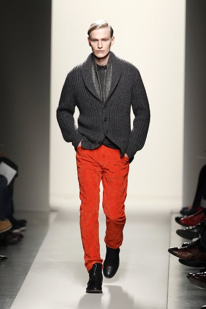 Xavi, de Xaviblog82, considera que el gris es el color de la temporada, "pero me encanta el color, así que si lo usara yo añadiría un pantalón naranja como en el desfile de Bottega Veneta".