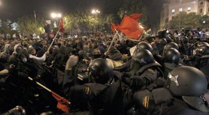 Enfrentamiento entre polic&iacute;a y manifestantes en la protesta de Rodea el Congreso. 