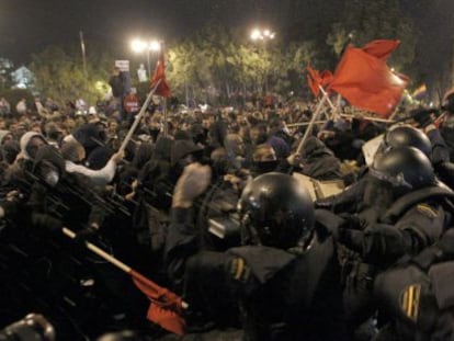 Enfrentamiento entre polic&iacute;a y manifestantes en la protesta de Rodea el Congreso. 