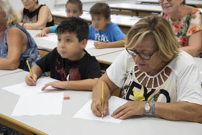 Los asistentes durante el aula de cómic y salud.