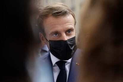 El presidente francés, Emmanuel Macron, ayer durante una visita a un hospital en París.