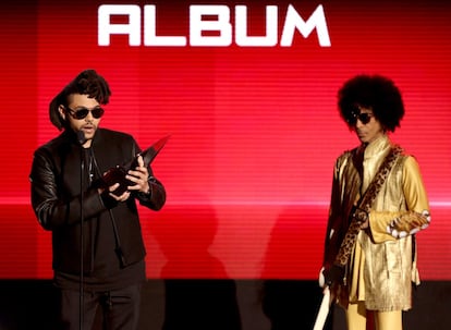 El primer premio en forma de pirámide de la noche lo recibió The Weeknd, de manos de Prince, al mejor artista soul.