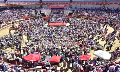 Mitin del PSOE en la plaza de toros de Mérida.