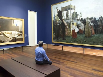 Un visitante del Museo de Málaga contempla 'La bendición del campo'.
