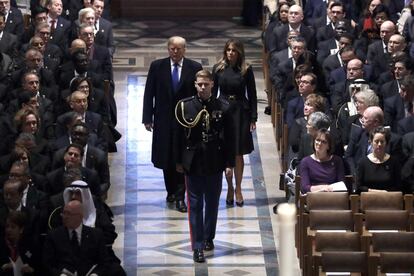 El presidente Donald Trump y la primera dama Melania Trump llegan a la catedral nacional.