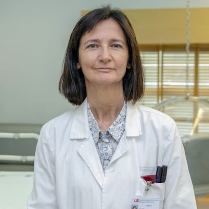 <b>Dra. Elena Cela (55 años). Jefa de oncología pediátrica del Gregorio Marañón (Madrid).</b> “Estamos preparados para la Covid-19”, asegura tajante. Los pacientes oncohematológicos, explica, son problemáticos porque su inmunidad está baja. “En este momento extremamos más las precauciones para que no estén expuestos al virus ni por parte del personal sanitario ni de las visitas”, cuenta. Y añade: “Los pacientes que están en casa están muy bien enseñados, las familias son maravillosas y son capaces de cumplir todos los protocolos estrictos de aislamiento”.