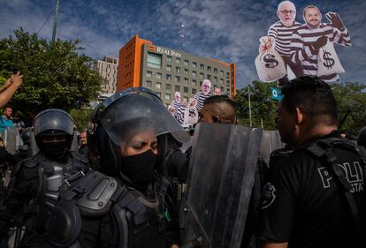Manifestantes en apoyo al Gobierno de Jalisco protestan a las puertas de la Feria. 