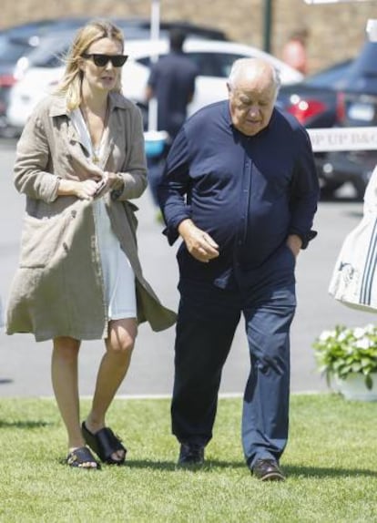 Amancio Ortega, con su hija Marta, el pasado verano.