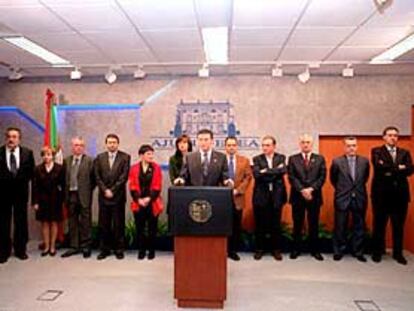 El <i>lehendakari,</i> Juan José Ibarretxe, y sus 11 consejeros durante la declaración institucional.