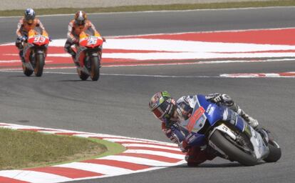 Lorenzo rueda por delante de Pedrosa y Márquez durante la carrera.