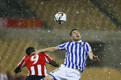 Igor Zubeldia e Iñaki Williams, durante un salto.