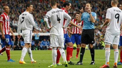 Mateu Lahoz, en el R. Madrid-At. Madrid de la temporada pasada. 