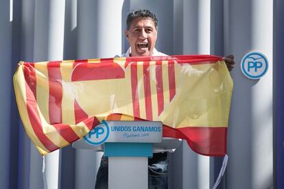 García Albiol sosté una bandera espanyola i catalana, diumenge a Badalona.