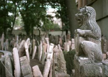 Las lápidas se amontonan en el Viejo Cementerio Judío de Praga, fundado en 1478.