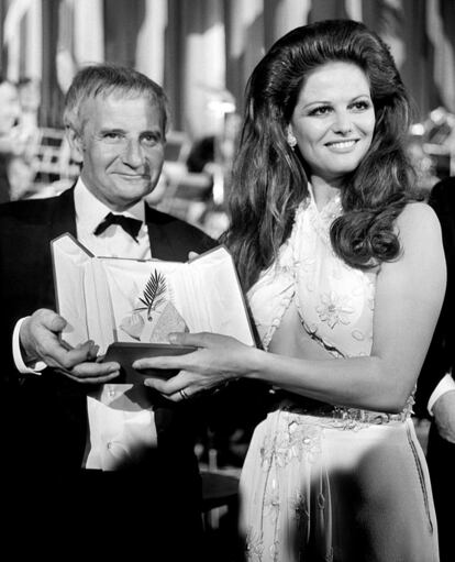 La actriz Claudia Cardinale sosteniendo el Gran Premio al director británico Lindsay Anderson (i), por su película 'If...', en el Festival del año 1969.