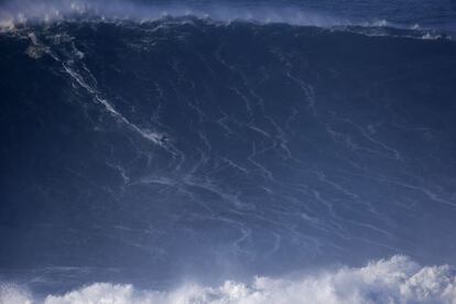 Aquí fue donde el surfista hawaiano Garrett McNamara estableció el récord mundial en 2013 al surfear una ola de más de 30 metros.