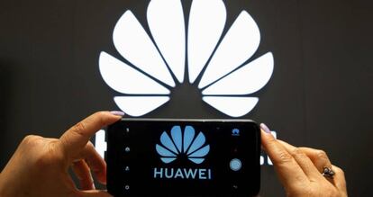 Logo de Huawei en una pantalla de m&oacute;vil.