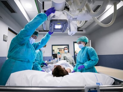 Uma paciente é preparada para radiografia no hospital Gregorio Marañón, em Madri.