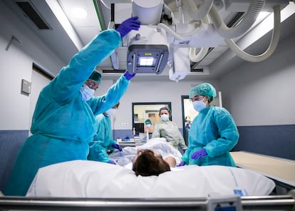 Una paciente es preparada para que le hagan una placa radiológica del hospital Gregorio Marañón de Madrid.