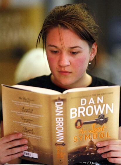 Una joven lee el nuevo libro de Dan Brown, ayer en Sidney.
