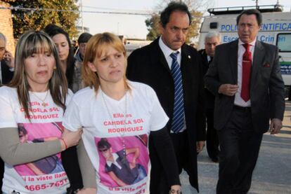 Carola Labrador, la madre de la niña (segunda desde la izquierda), llega al lugar donde apareció el cuerpo.