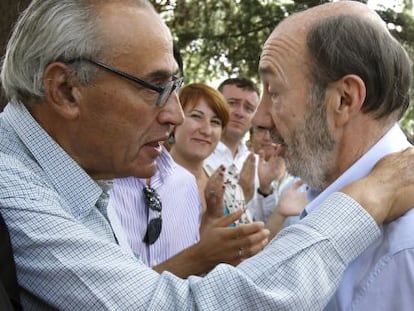 El expresidente del Congreso, Gregorio Peces Barba, saluda al candidato socialista a la Presidencia del Gobierno, Alfredo Pérez Rubalcaba.