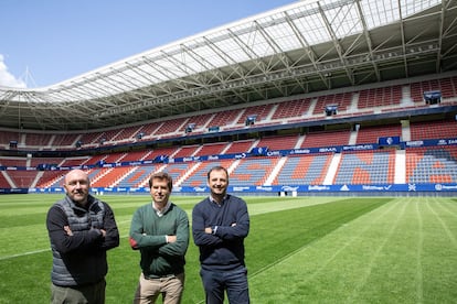 Los arquitectos navarros Alfonso Orueta, Jaime Suescun y Diego Fernández, creadores del proyecto ganador para reformar El Sadar, posan dentro del estadio ya terminado.