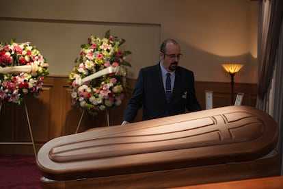 Carlos Areces interpreta a Dámaso, el responsable de la funeraria, en 'Muertos S.L.'.