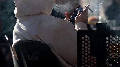 Un grupo de personas fuma en la terraza de un bar en Madrid.