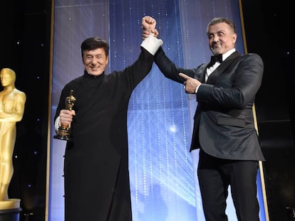 Jackie Chan recibe con el Oscar en la mano la felicitaci&oacute;n de Sylvester Stallone. 