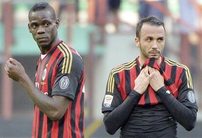 Balotelli y Pazzini reaccionan tras un gol del Para