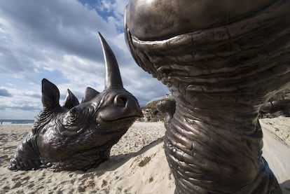 'Rinoceronte entrerrado' de los artistas Gillie y Marc Schattner, en la playa Bondi de Sídney (Australia).