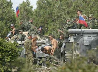 Soldados rusos se toman un descanso tras avanzar ayer hasta Ingoeti, localidad georgiana a 50 kilómetros de la capital Tbilisi.