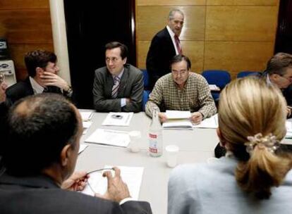 El presidente del Gobierno canario, Adán Martín, de pie, durante una reunión del Comité Permanente de CC.