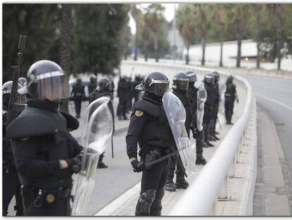 La Guardia Civil desplegada en Cataluña para hacer frente a los disturbios por la huelga independentista.